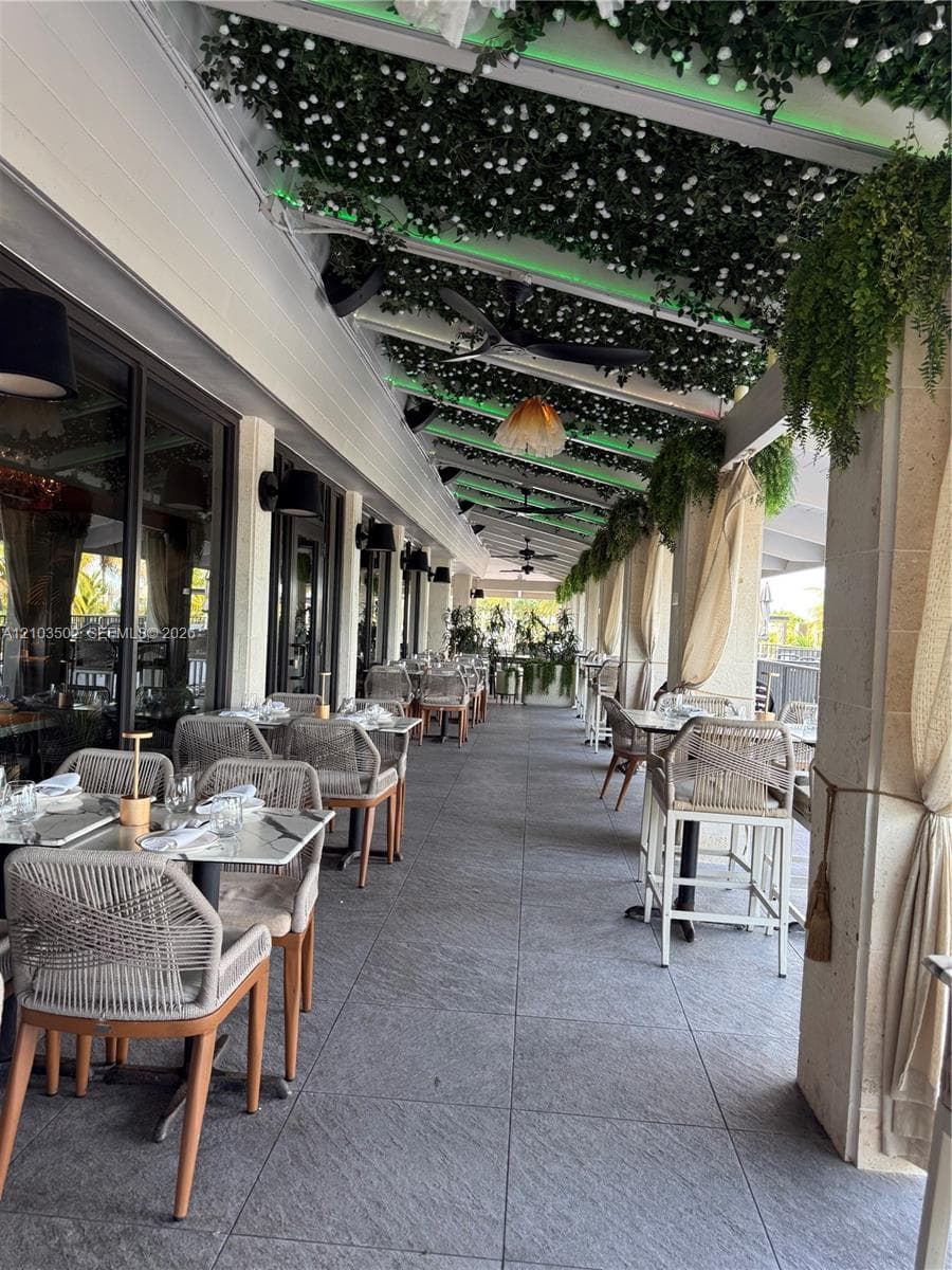 Onsite Indoor/Outdoor Dining