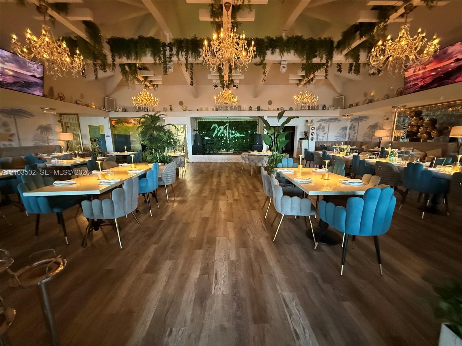 Onsite Indoor/Outdoor Dining