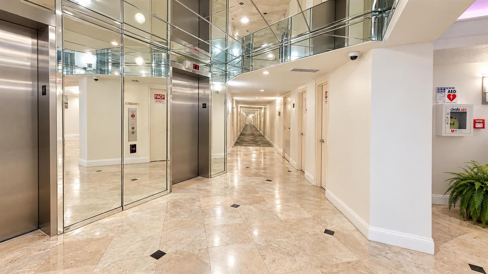 Lobby moderno con ascensores y pasillo p