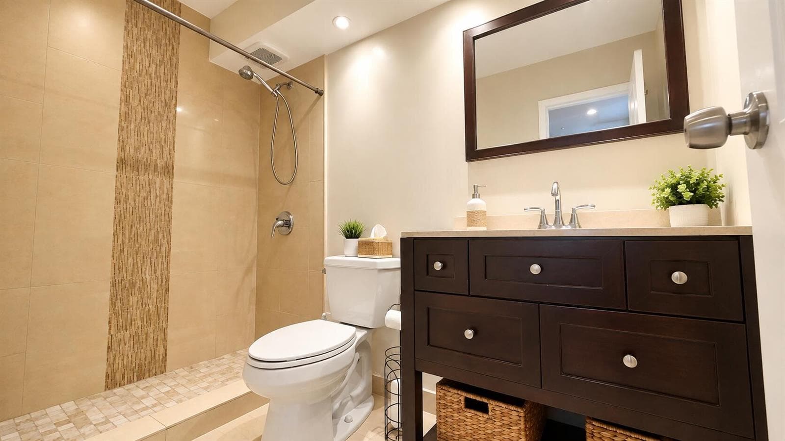 Baño moderno en tonos neutros