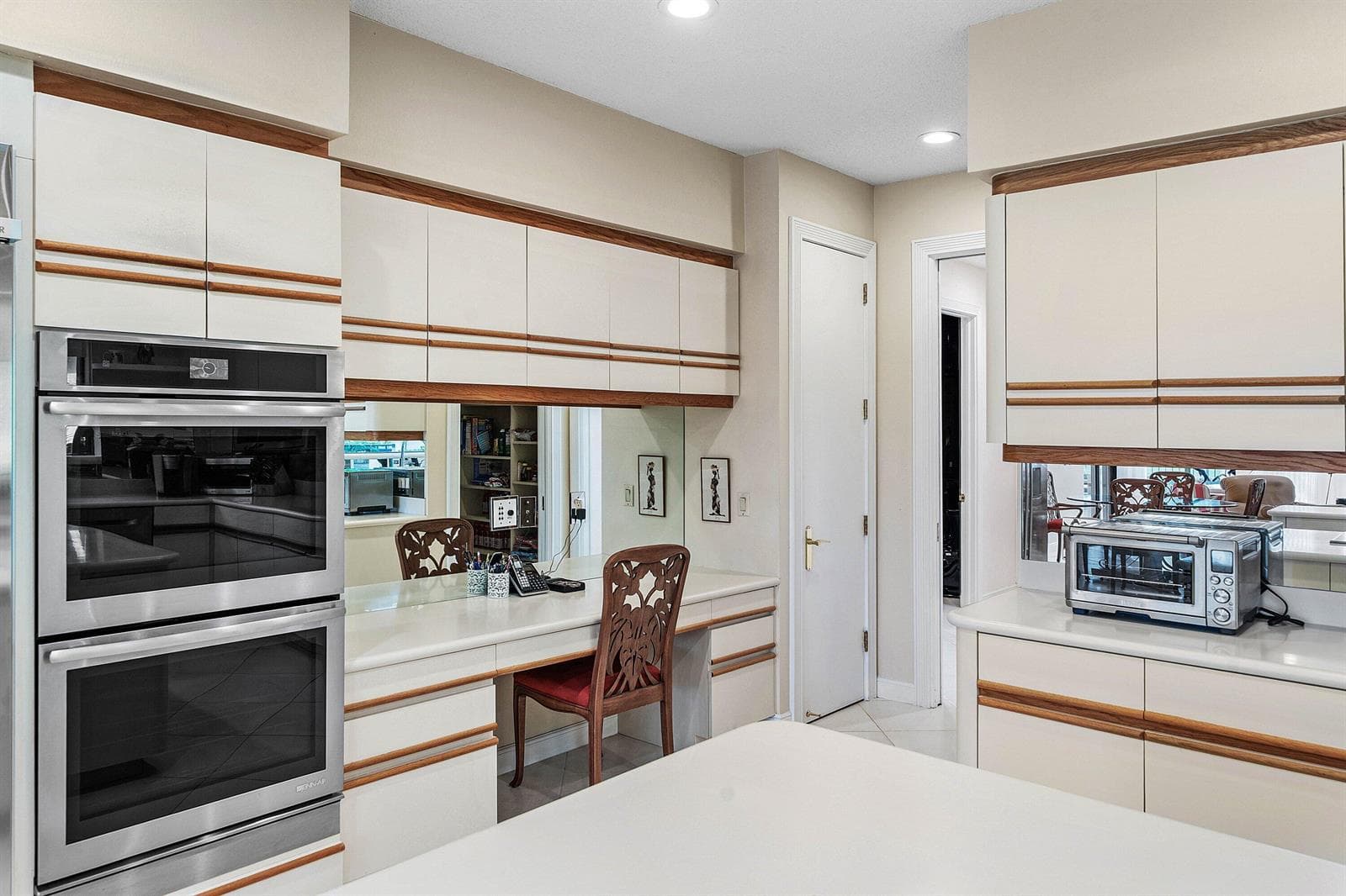 Kitchen with double eoven