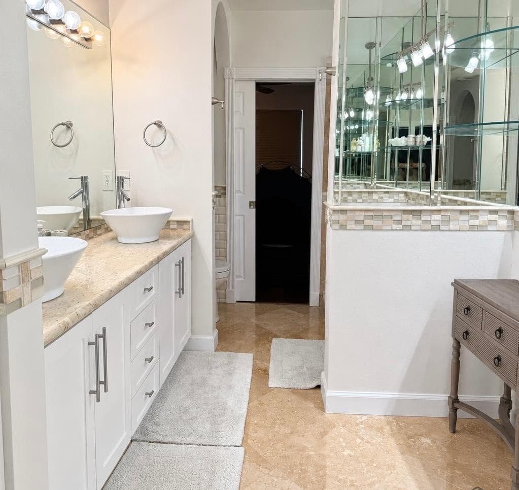 Bathroom 2 - Jack & Jill