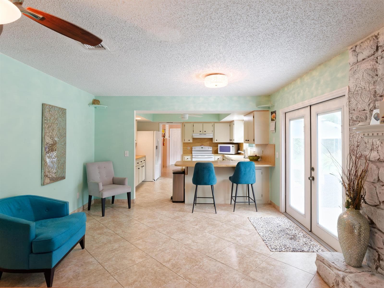 Family room 4