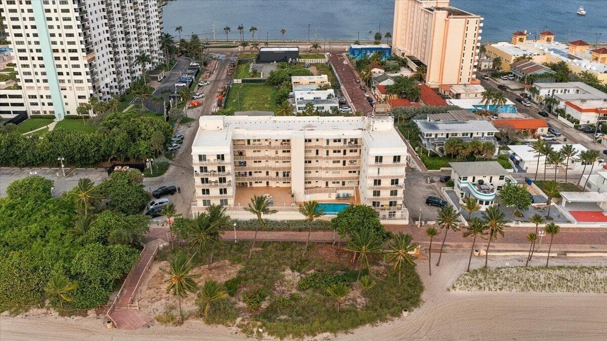 09-901 S Surf Rd, Hollywood, FL, 33019 -