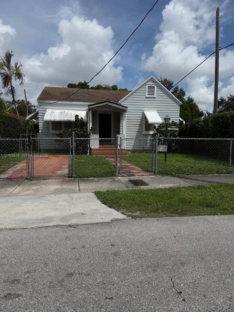 2301 SW 15th St photo 2