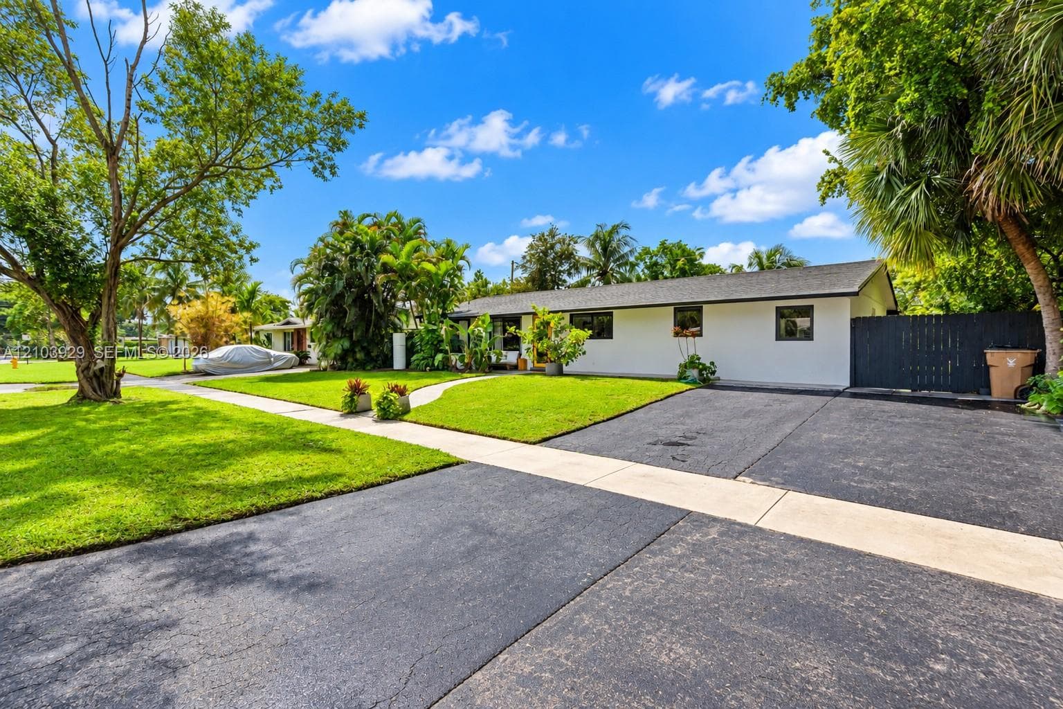 590 NW 38th Pl photo 32