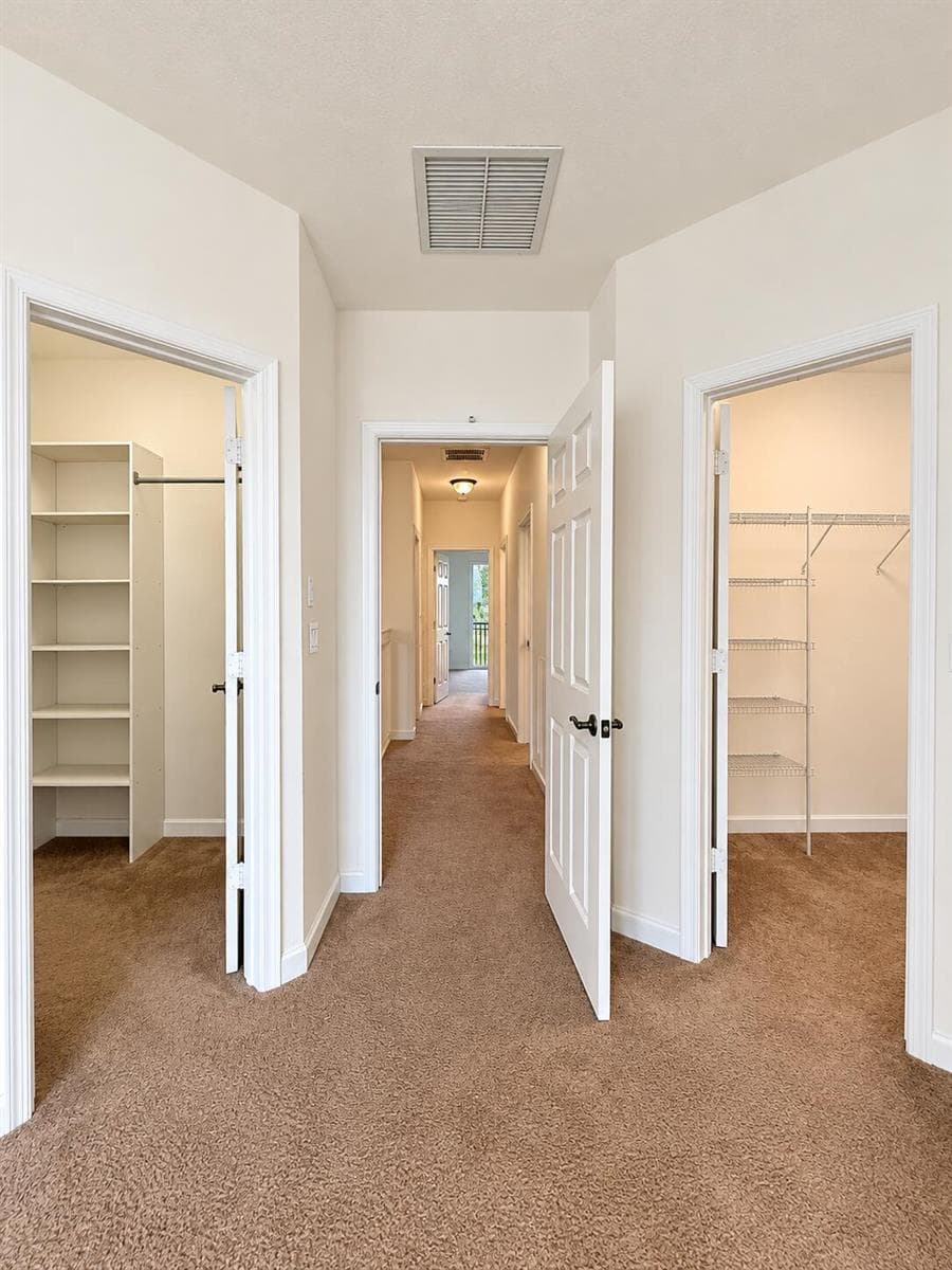 2 walk-in closet Master Bedroom