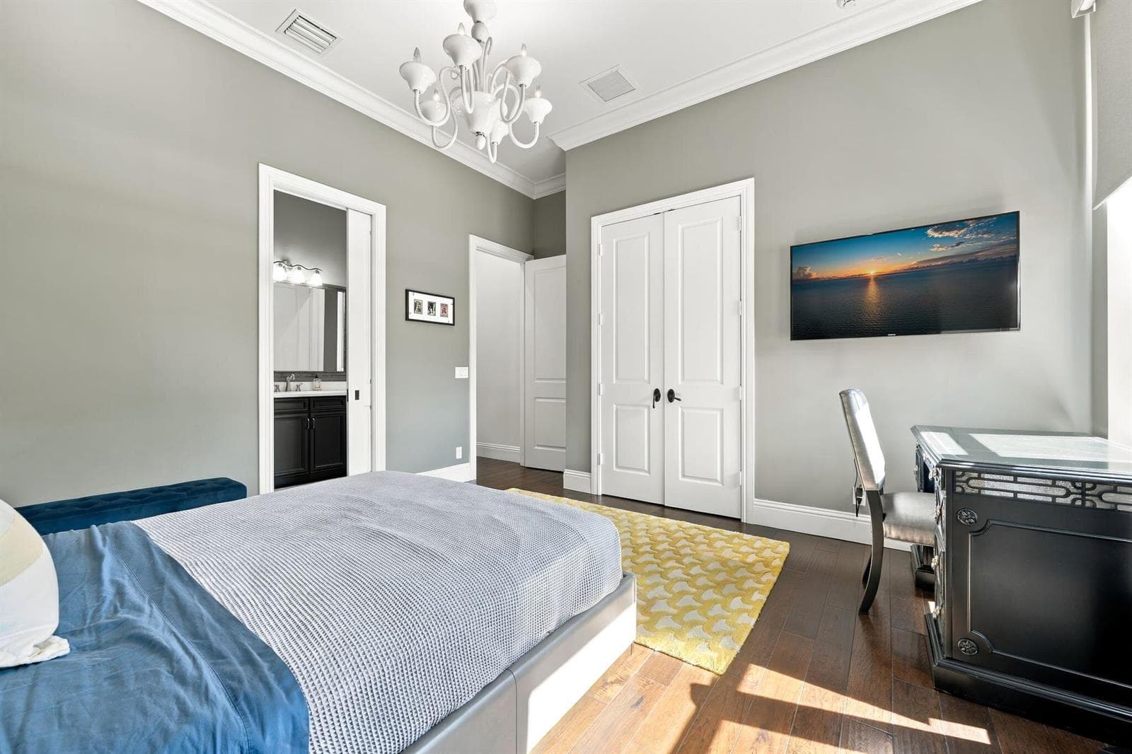 GUEST BEDROOM - 1ST FLOOR
