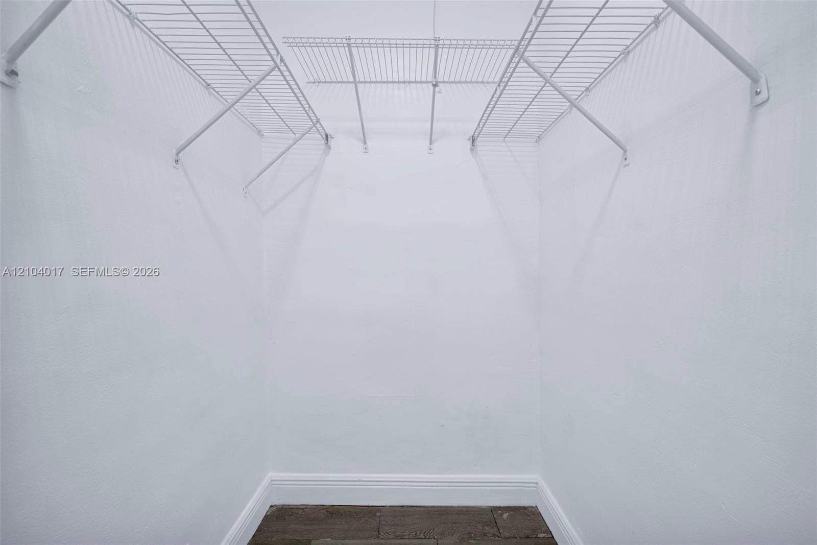 WALK IN CLOSET