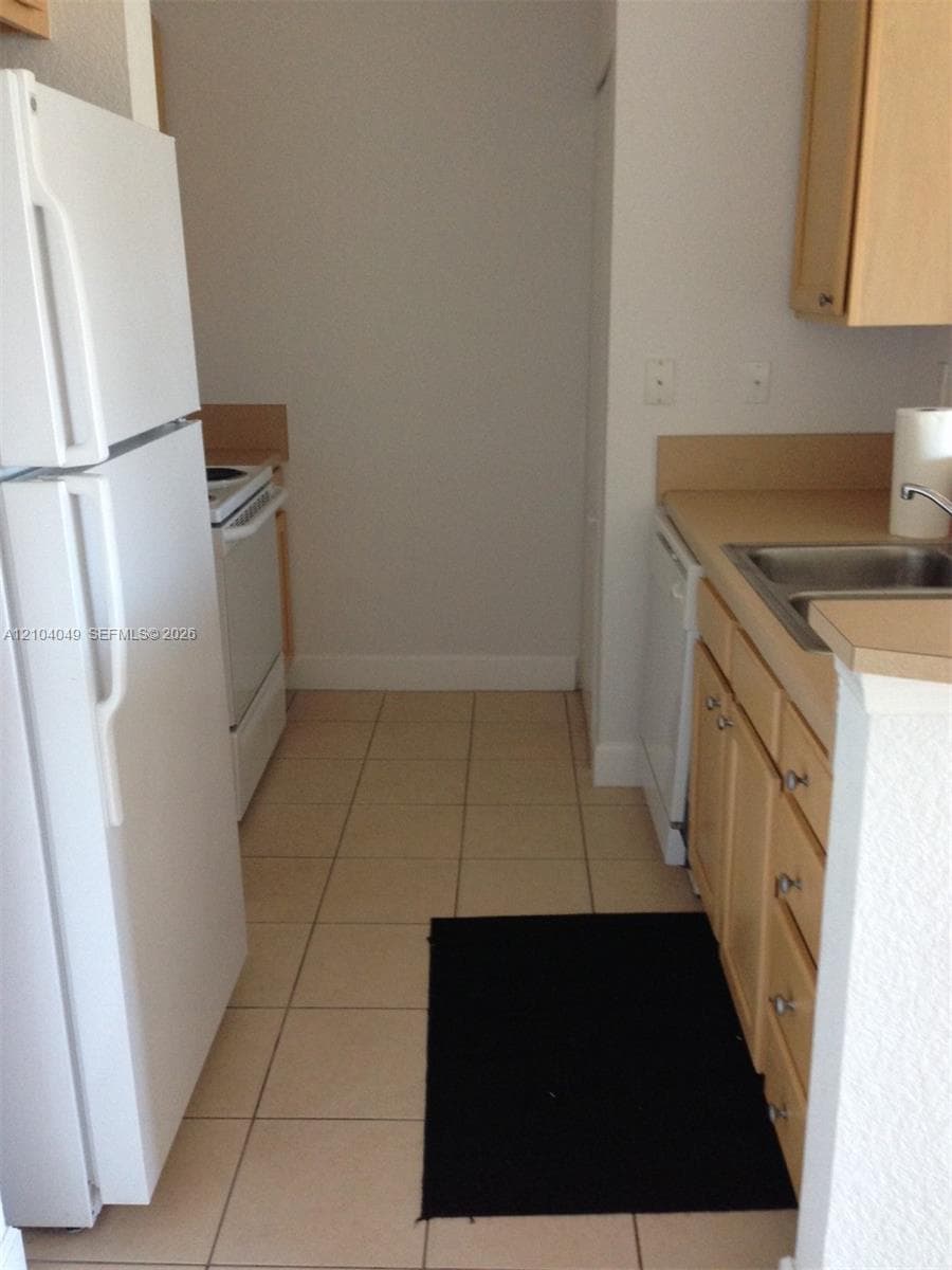 VALENCIA CONDO · #654 in South Miami - Photo 13