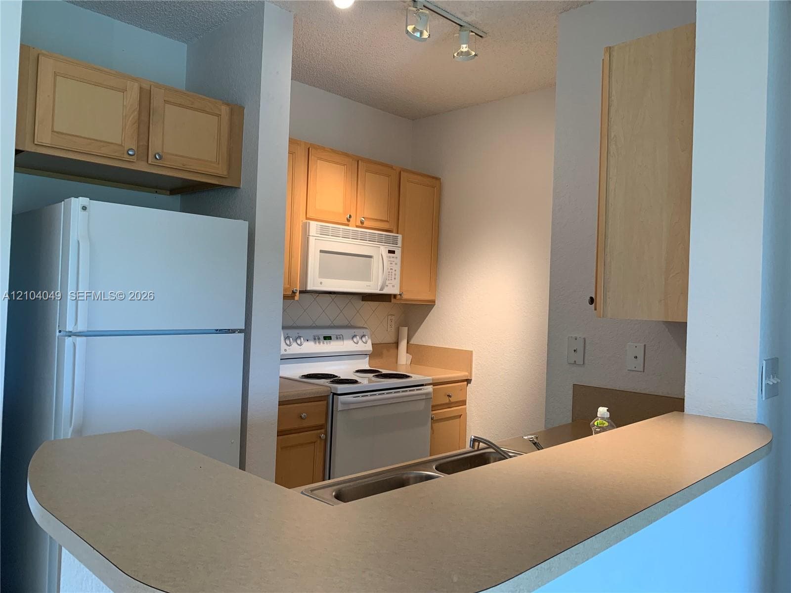 VALENCIA CONDO · #654 in South Miami - Photo 12