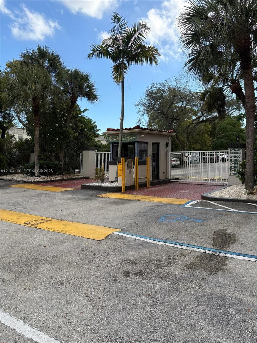 Dadeland Grove Condo · #A102 in Pinecrest - Photo 3