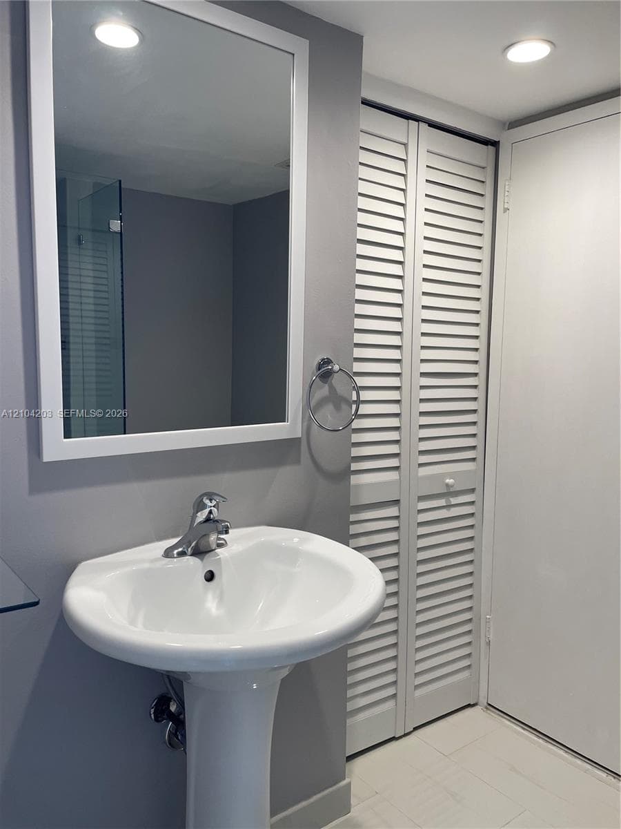 ARLEN BEACH CONDO · #911 in Miami Beach - Photo 17