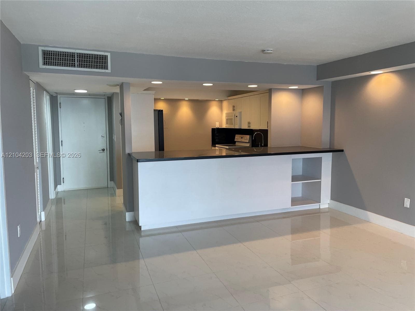 ARLEN BEACH CONDO · #911 in Miami Beach - Photo 3