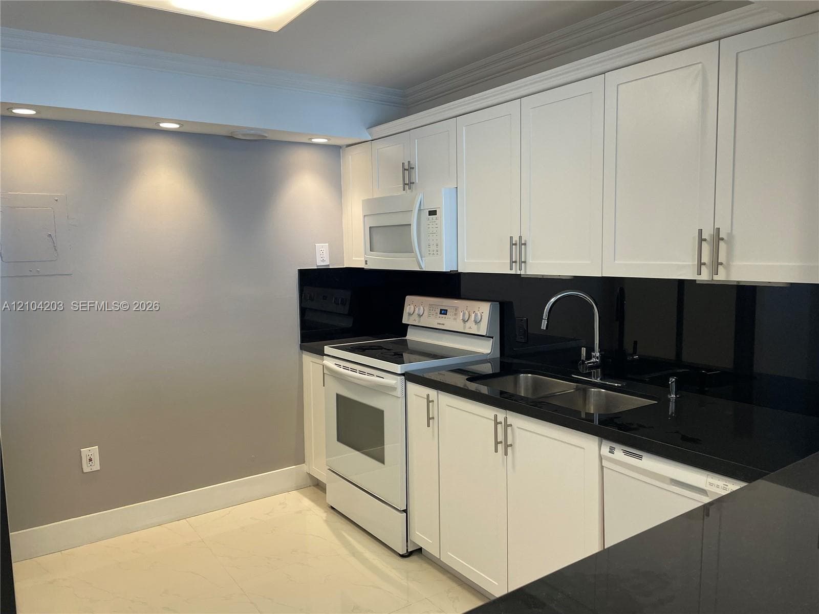 ARLEN BEACH CONDO · #911 in Miami Beach - Photo 1