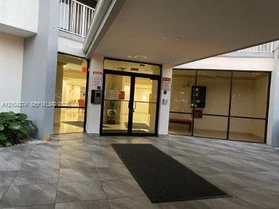 WILSHIRE CONDO · #1021E in Miami - Photo 4