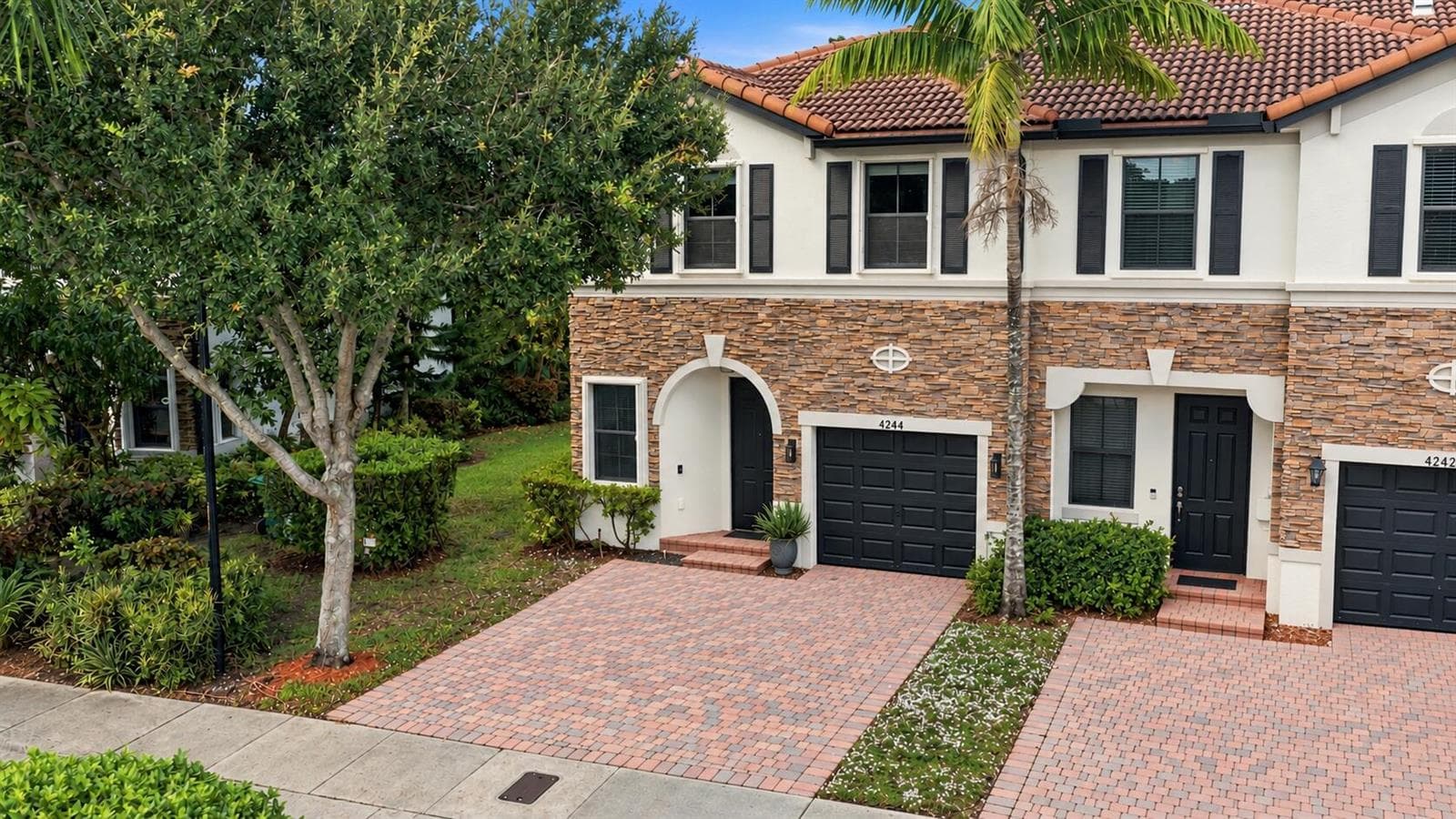 Townhouse 4244 with clean driveways