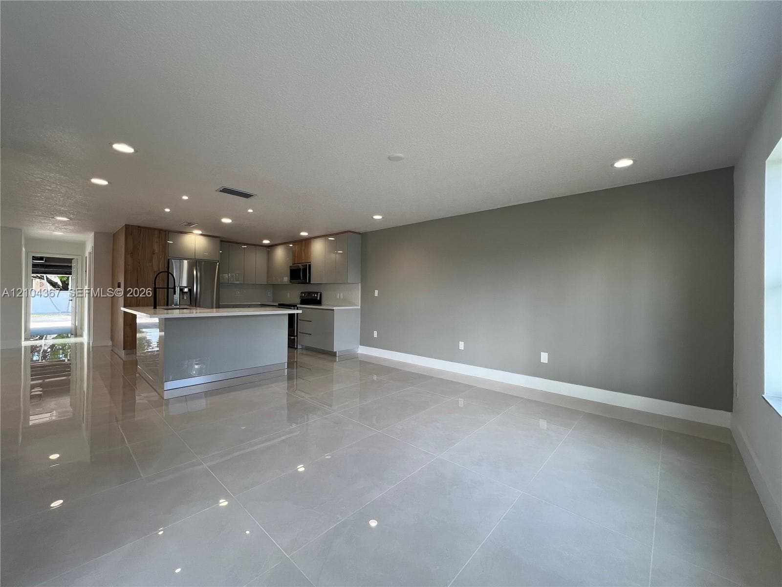 OPEN KITCHEN