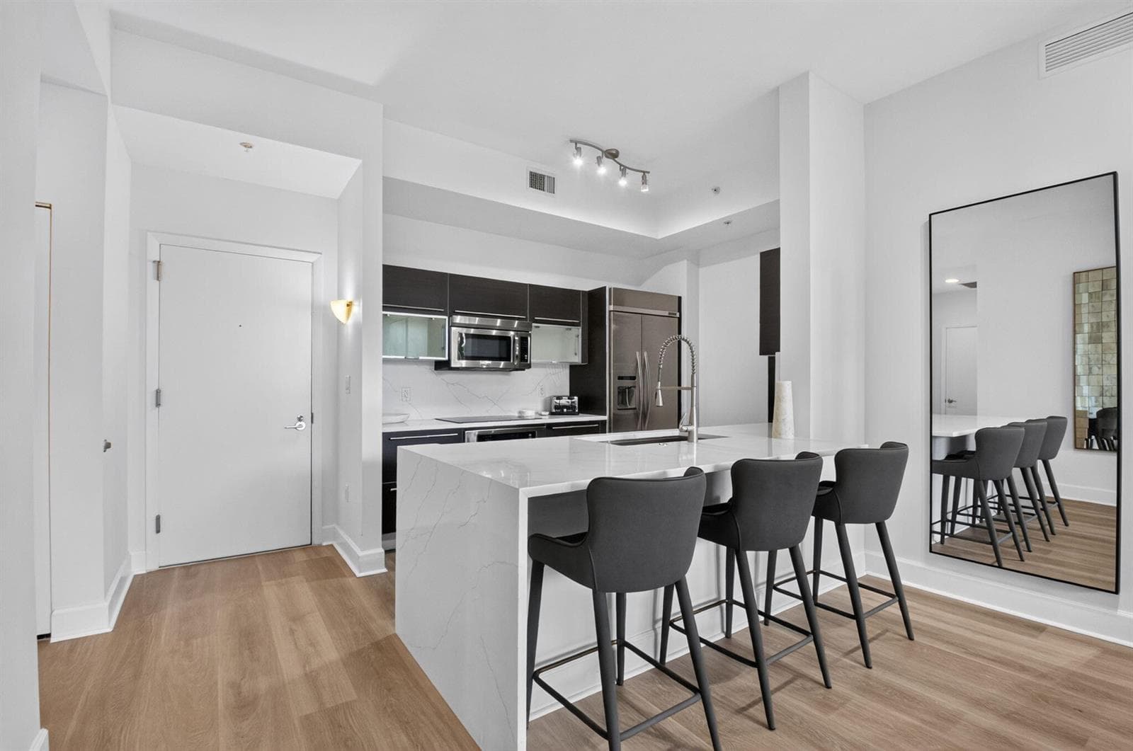 Extended Breakfast Bar & Kitchen