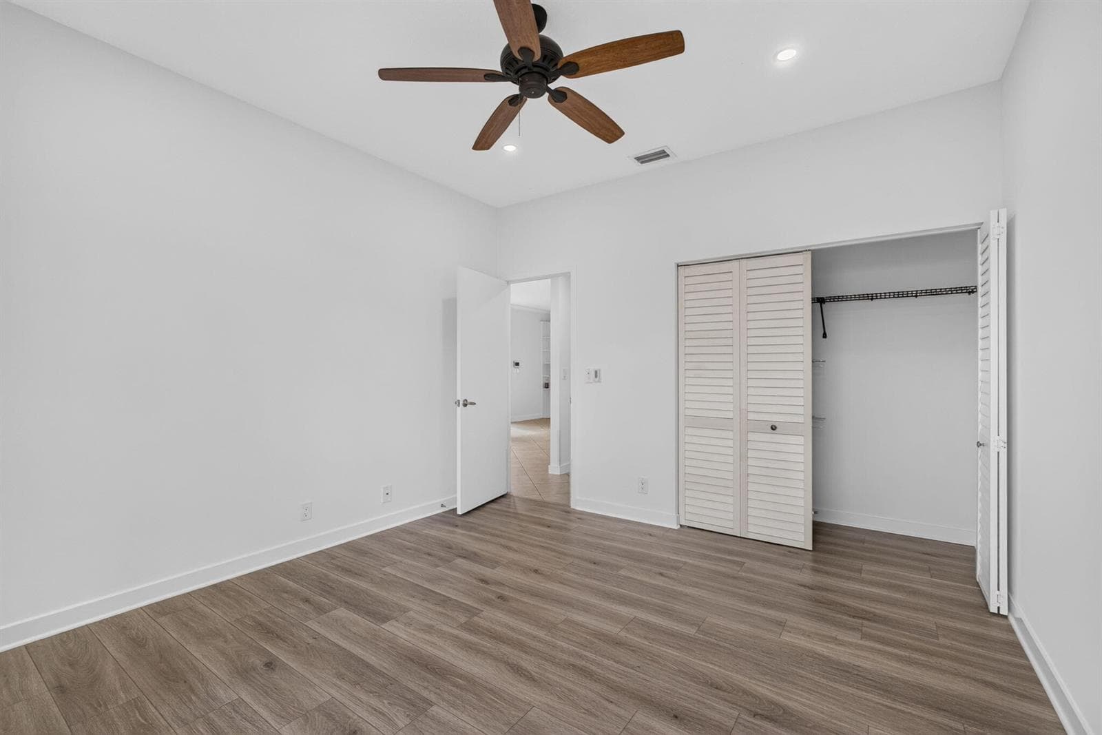 17 - Bedroom closet