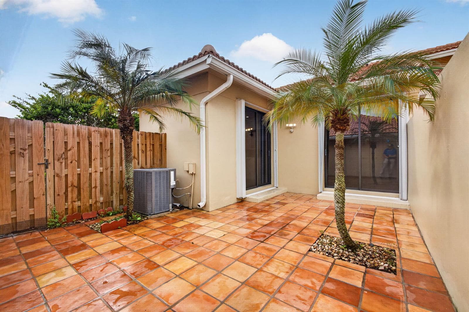 03 - Private courtyard
