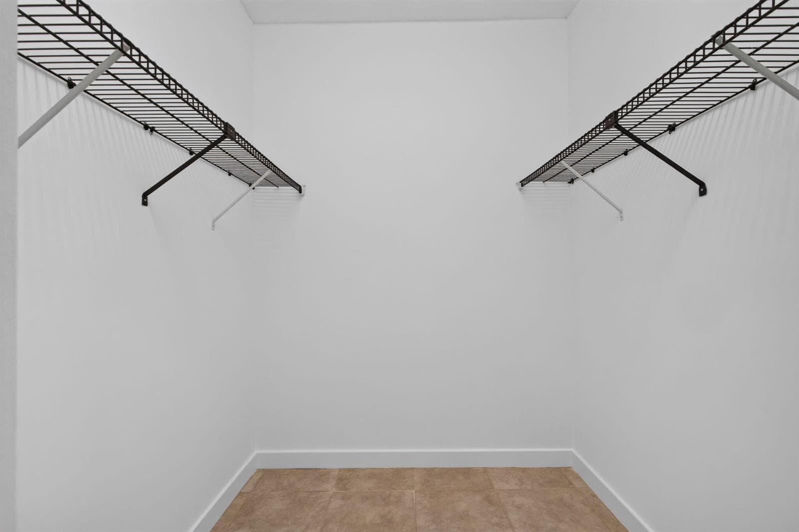 19 - Walk-in closet