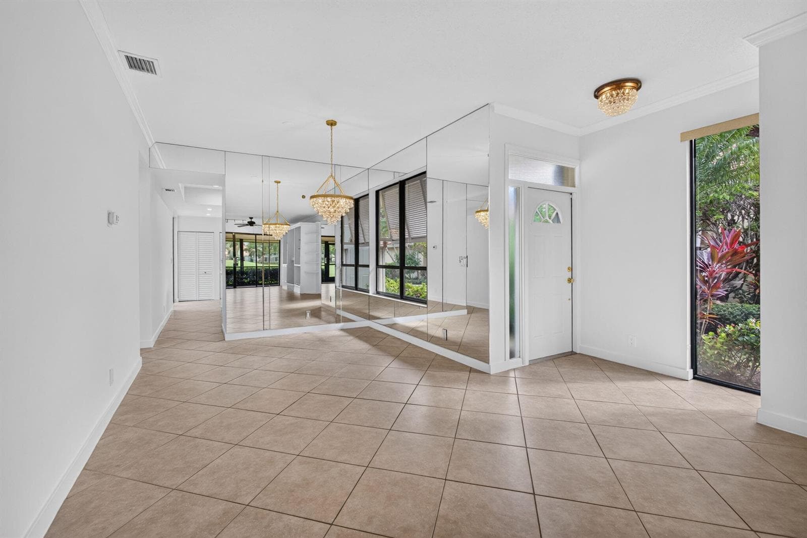 04 - Entry and dining area