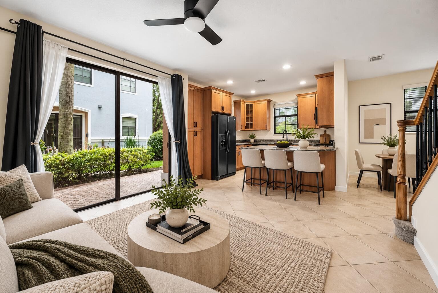 10 Indoor staged