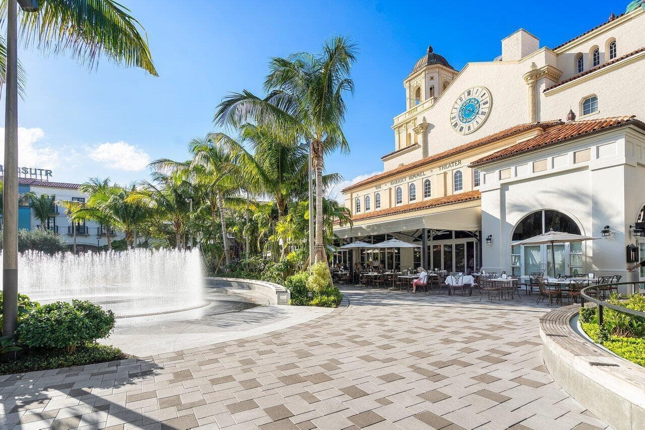 CityPlace, fountainside dining