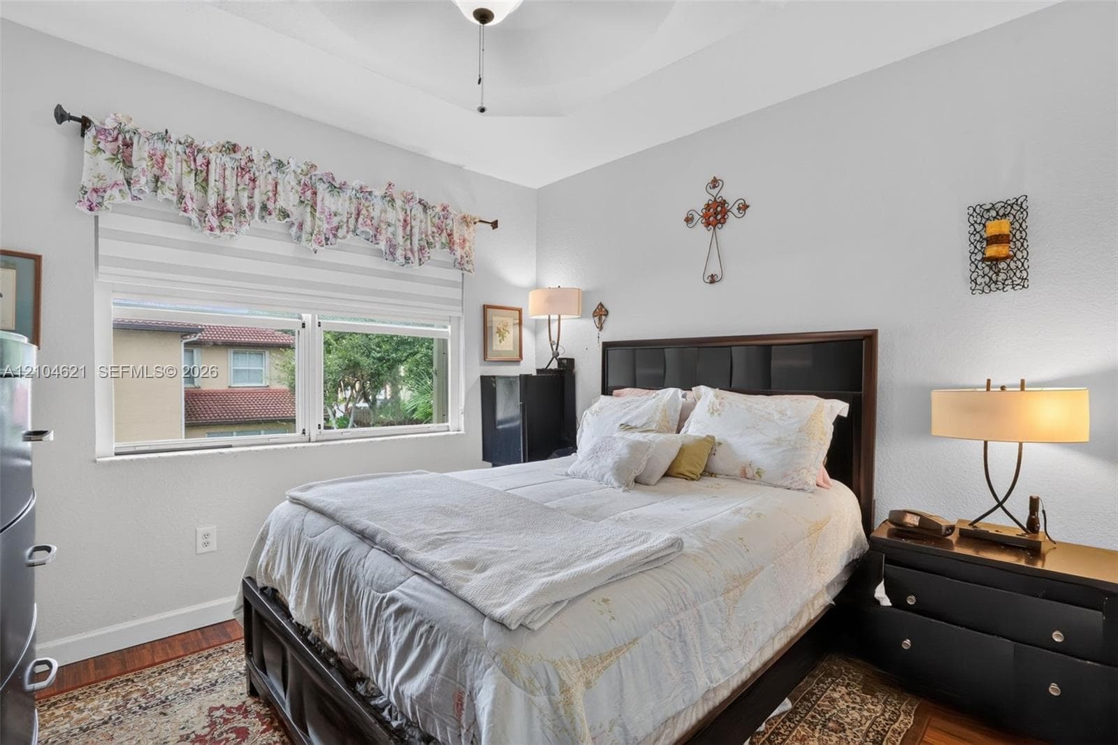 Tray ceiling with central light fixture and horizontal windows