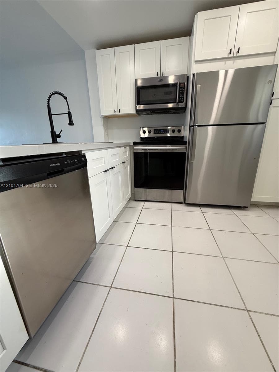 BISC LAKE GARDENS NO 2 BL · #K107 in Aventura - Photo 3