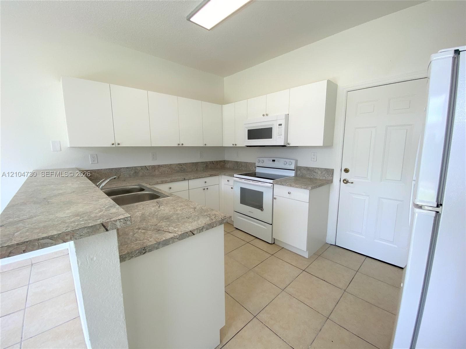 Open kitchen facing the family room.