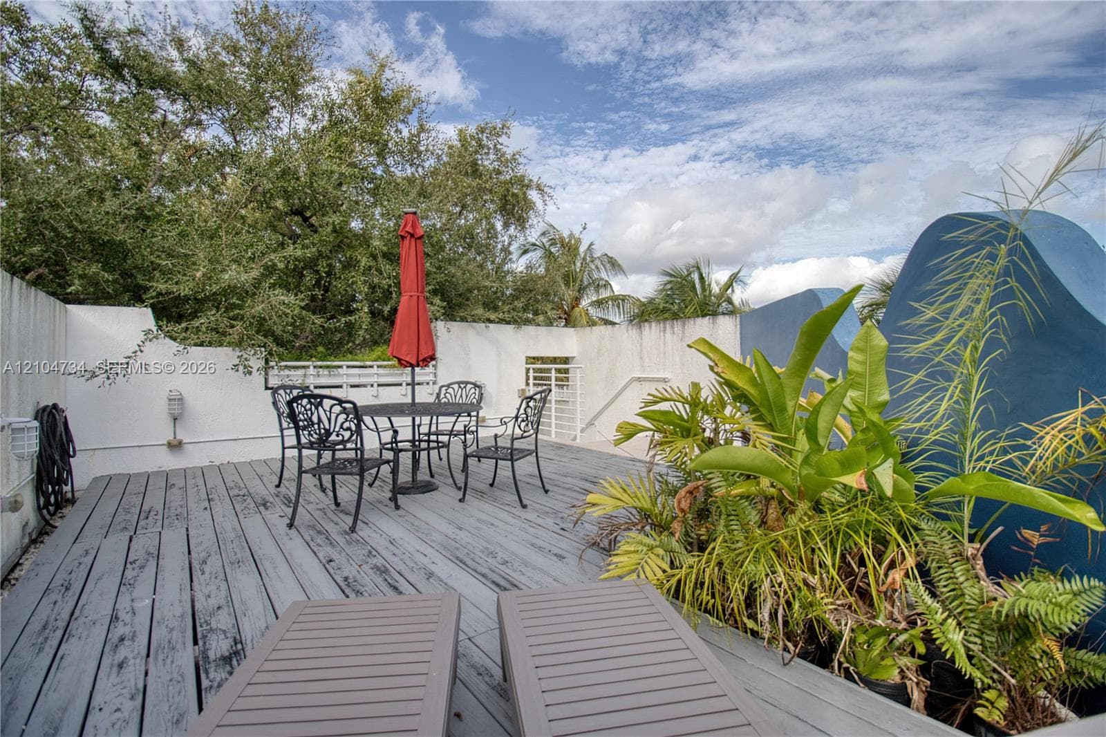 Sunroof desk with outdoor seating