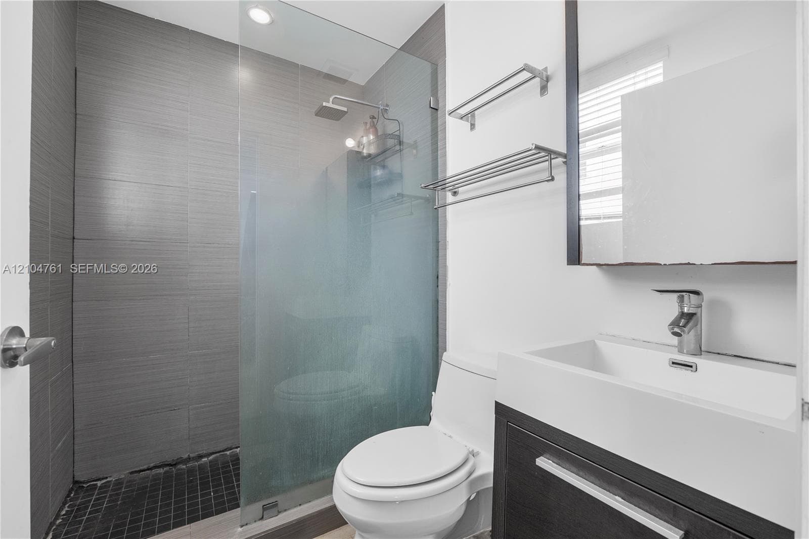 Main bedroom's ensuite bathroom