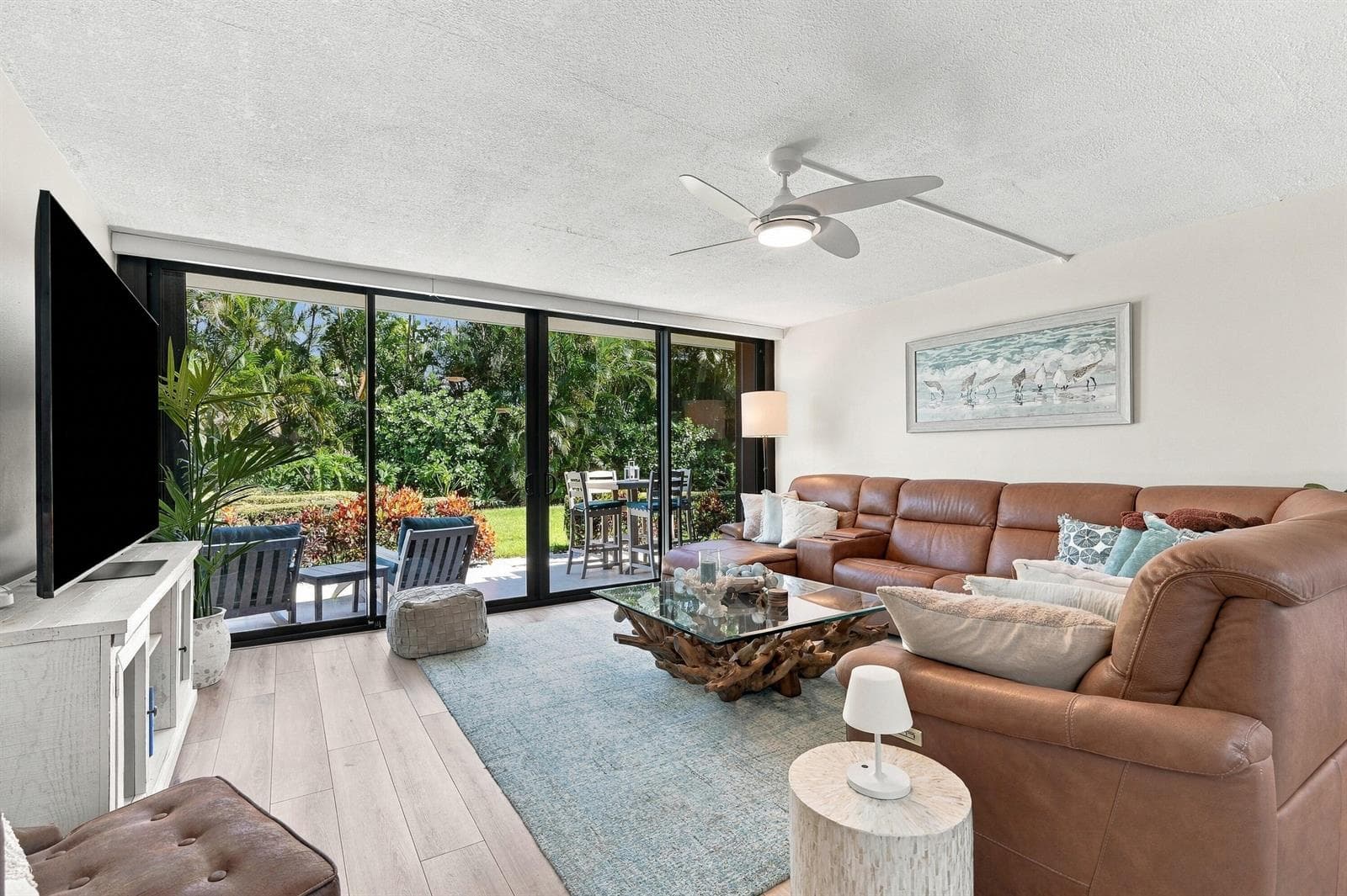 G40 LIVING ROOM