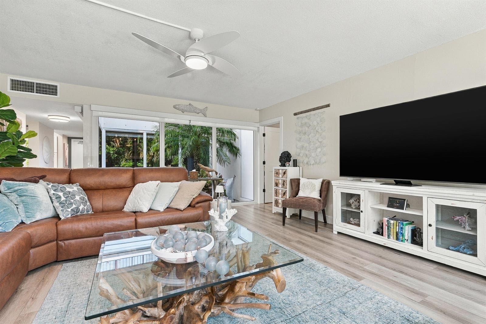 G40 LIVING ROOM