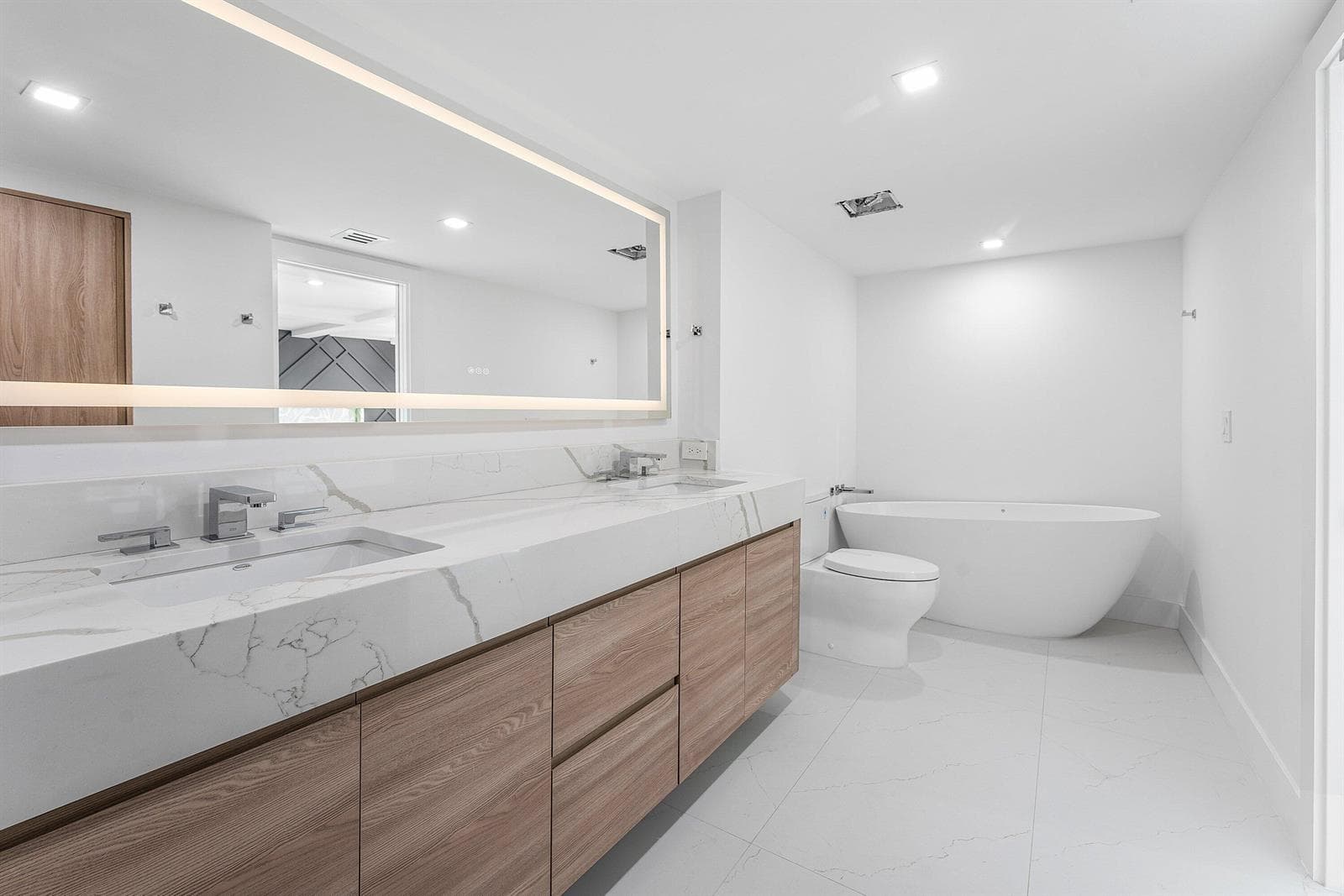 028-5380NorthOceanDrive-19D-RivieraBeach