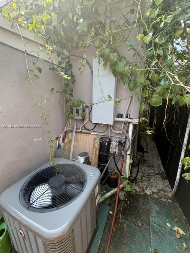 2305 NE 135th Ter photo 10