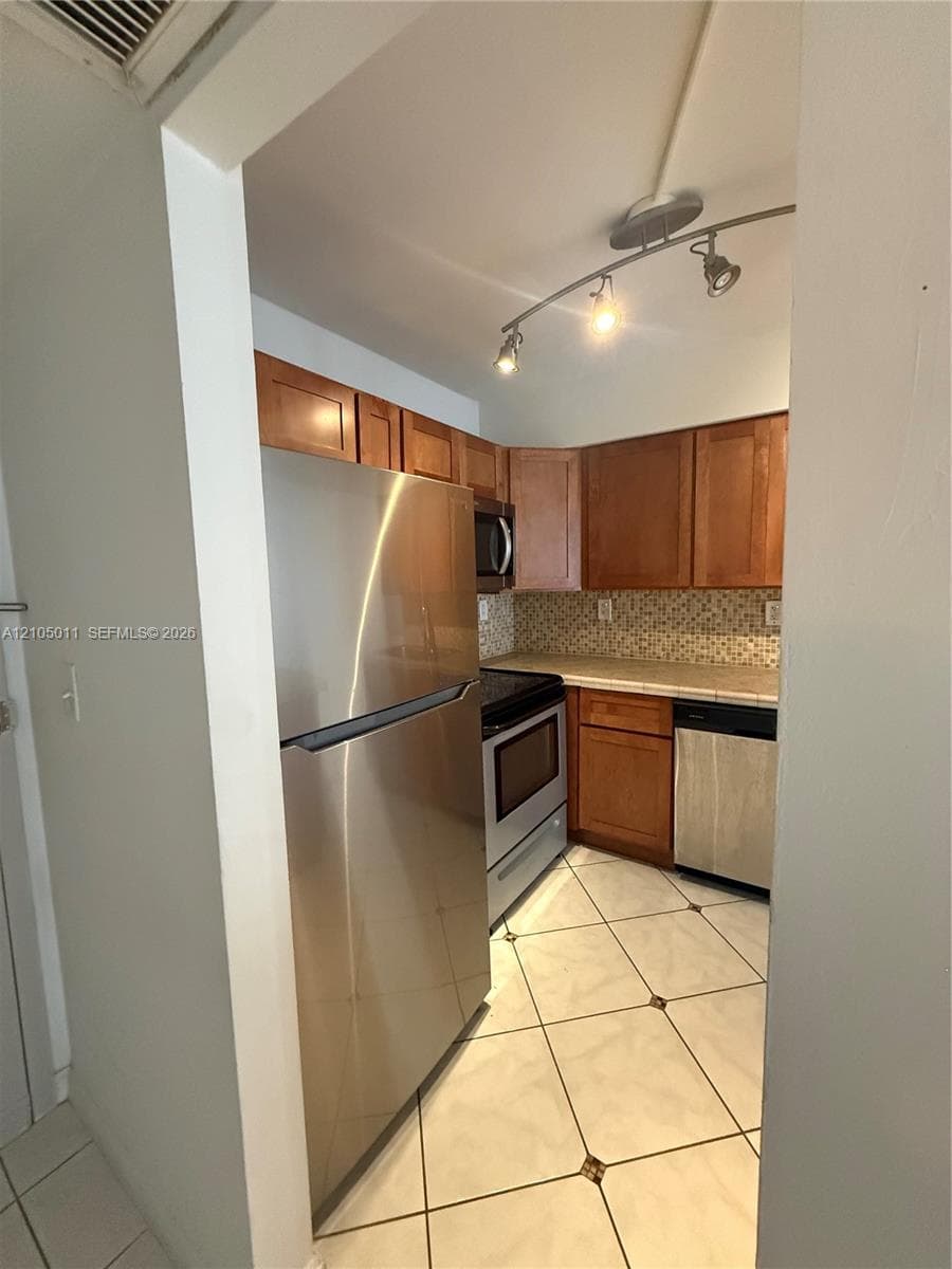 DESOTO PARK CONDO · #106 in Hallandale Beach - Photo 4