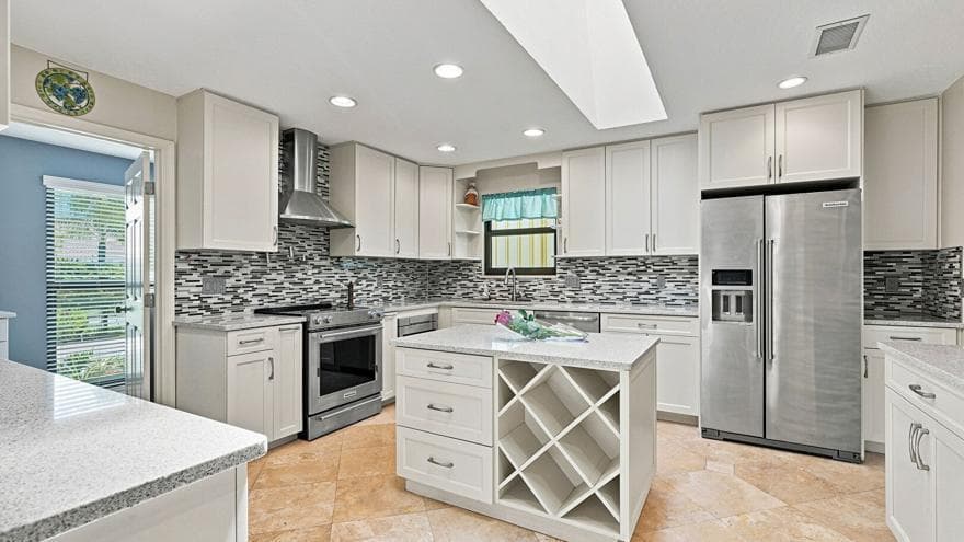Full Kitchen With Island