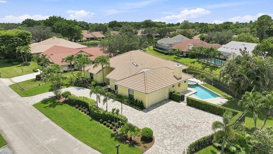 Corner Lot With Over 3000sf Driveway