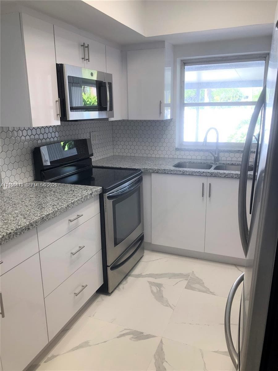 7443 Twin Sabal Dr photo 4
