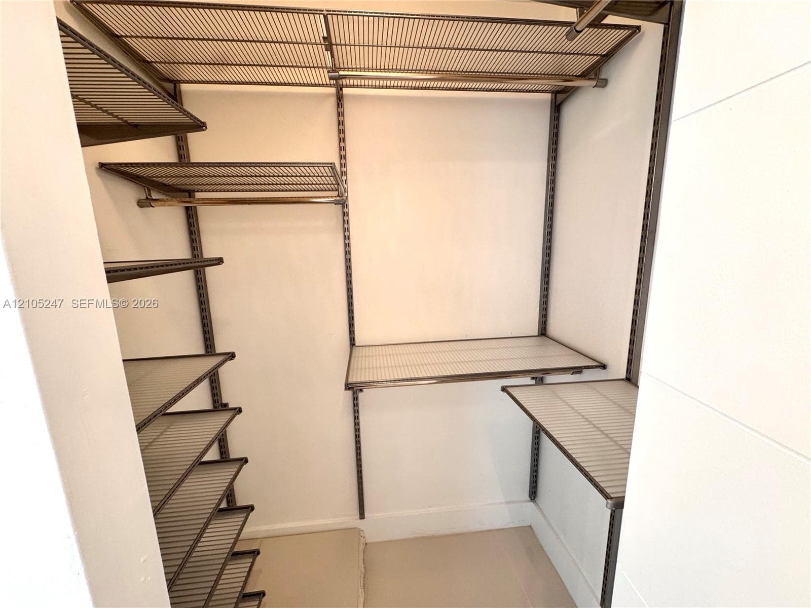 Customizable wire shelving system with multiple hanging rods