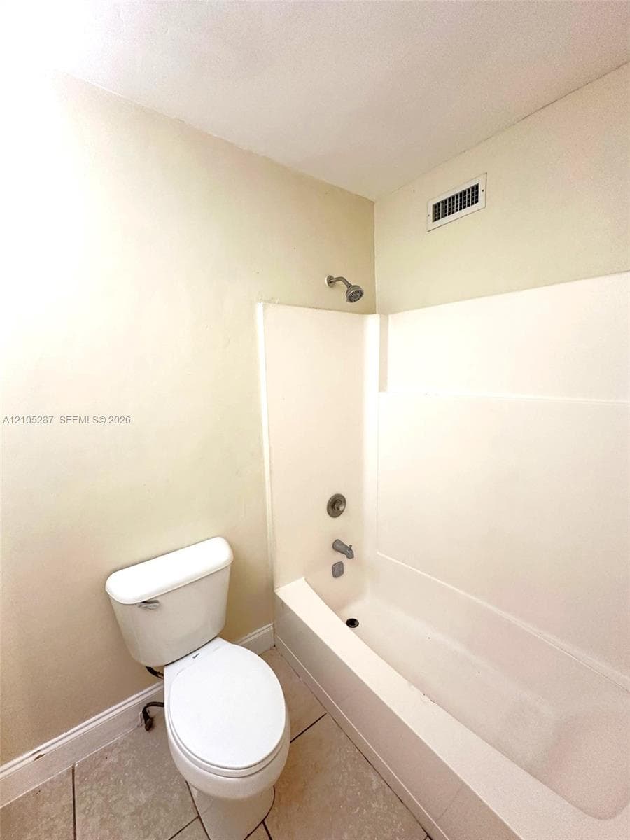 Built-in bathtub with shower fixture