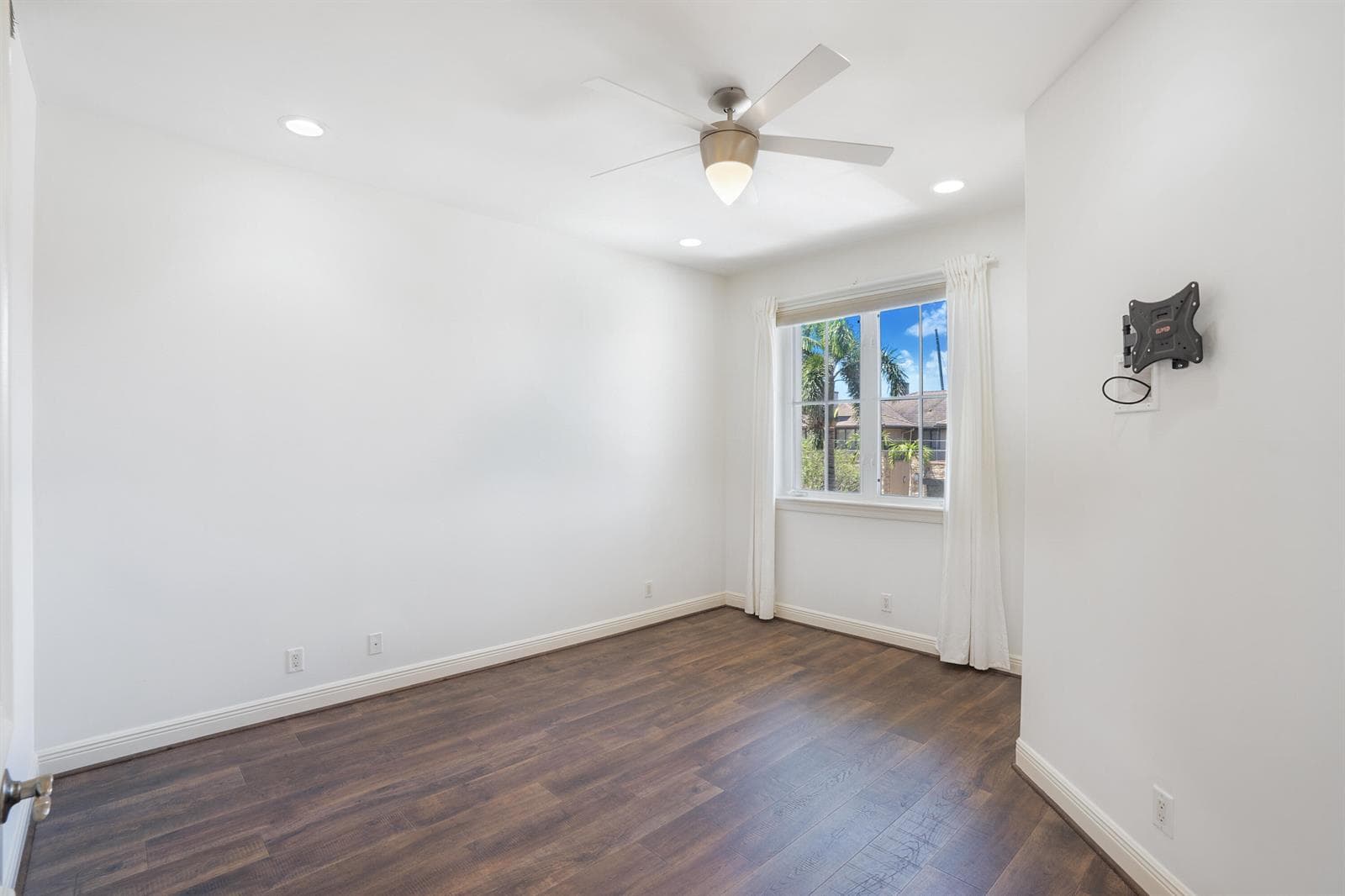 Guest bedroom 1