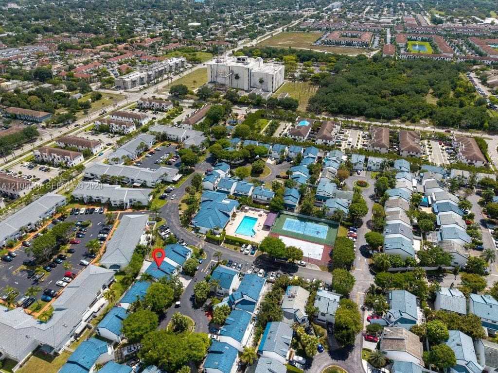 Community with a swimming pool and tennis court