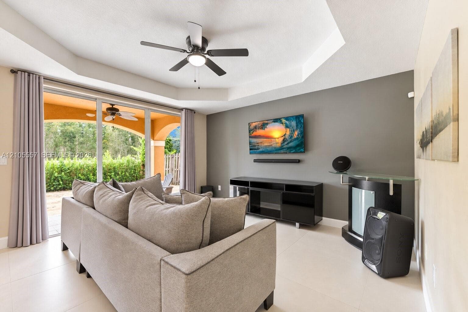 Tray ceiling with a ceiling fan