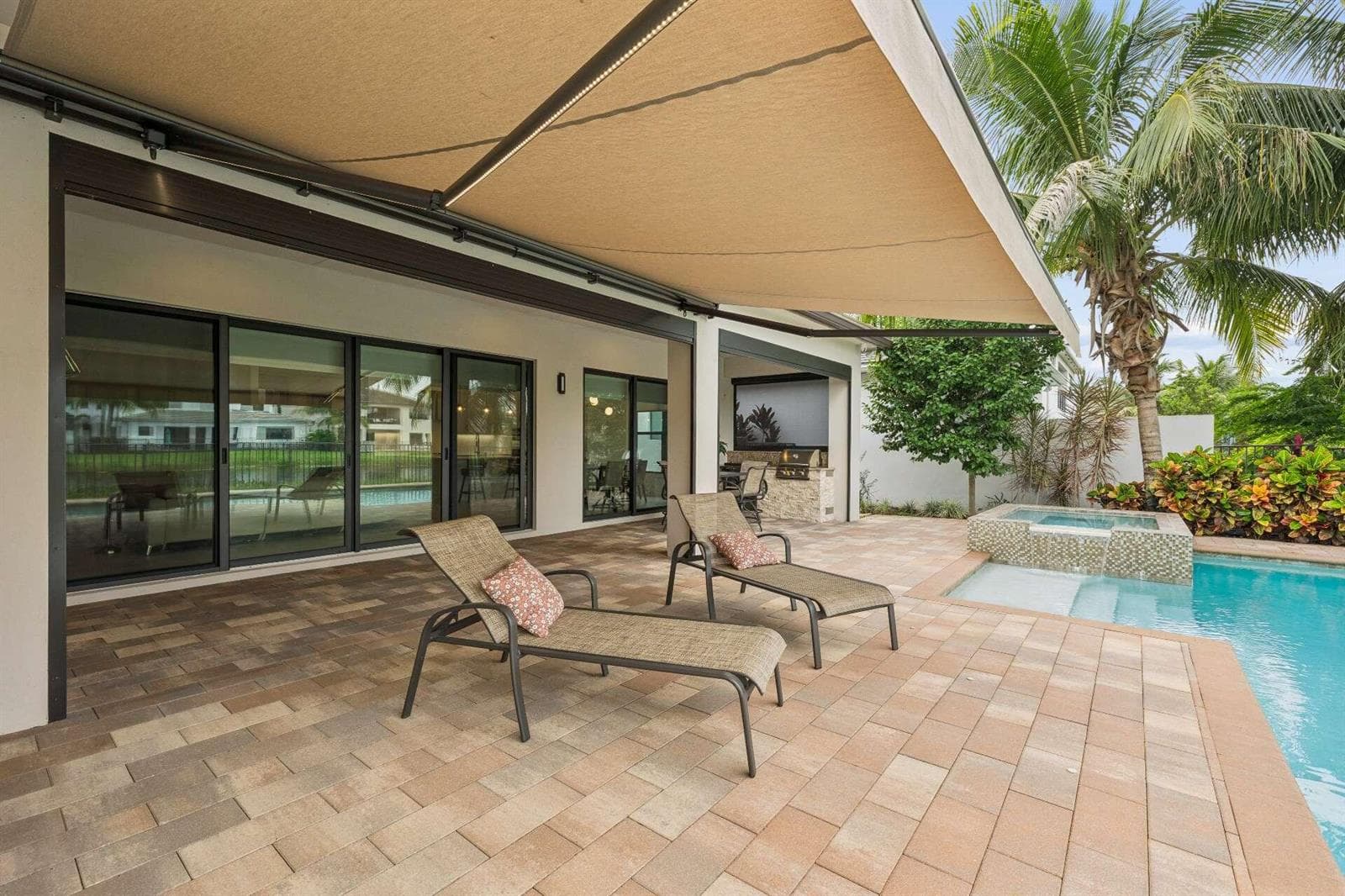 LANAI W/ ELECTRIC AWNING