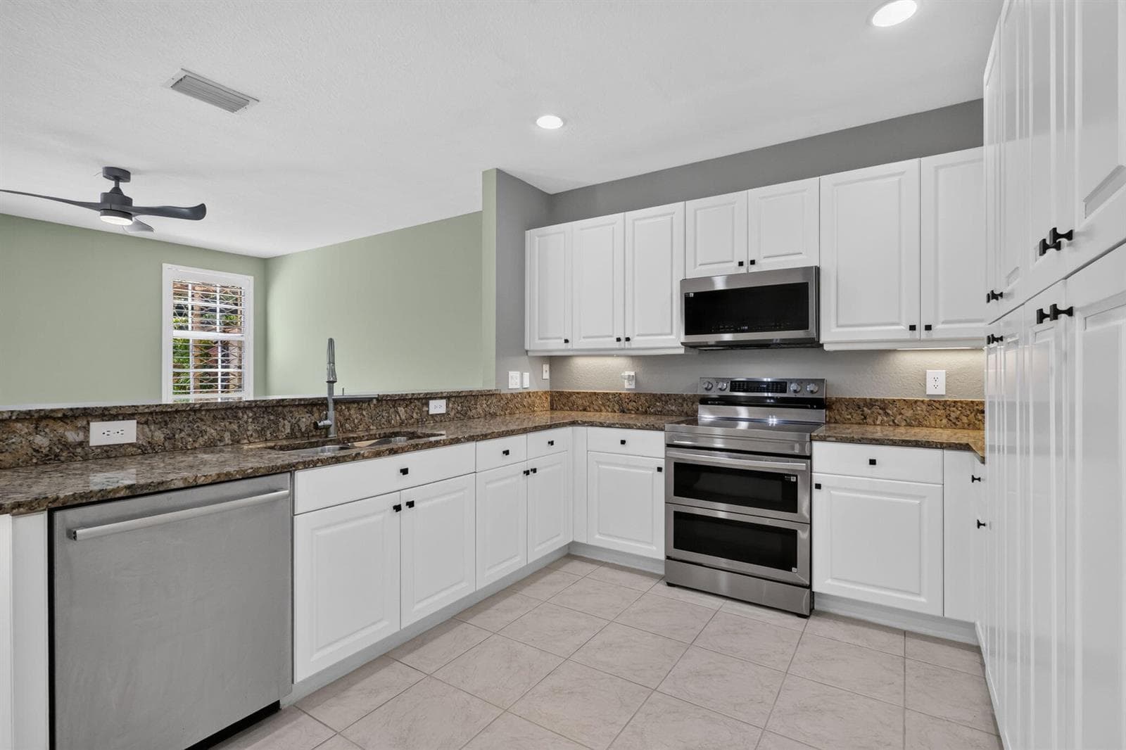 Lots of cabinets!