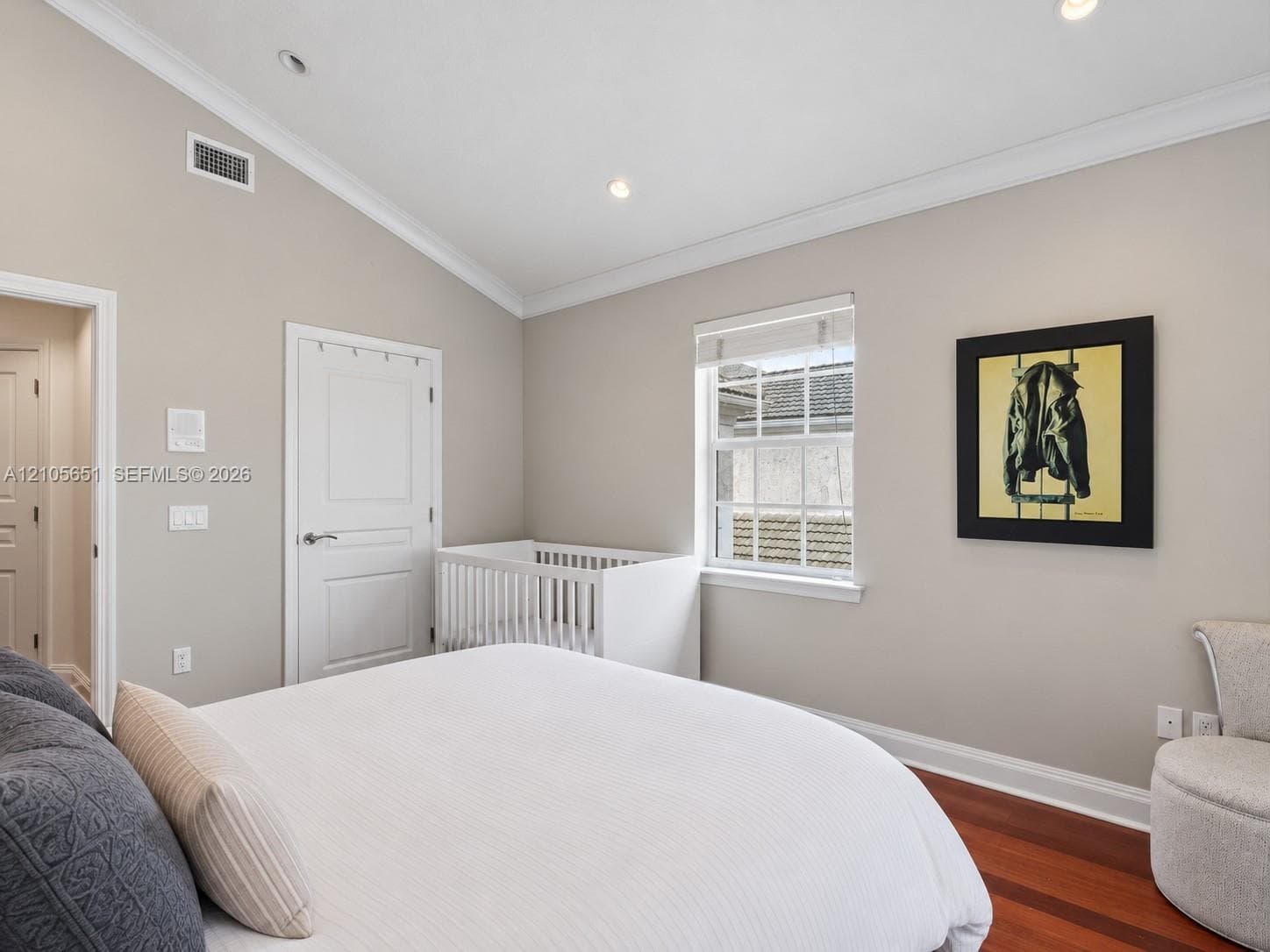 Vaulted ceiling with crown molding, wood-finish flooring, recessed lighting, and a single-hung window with custom-fit blinds